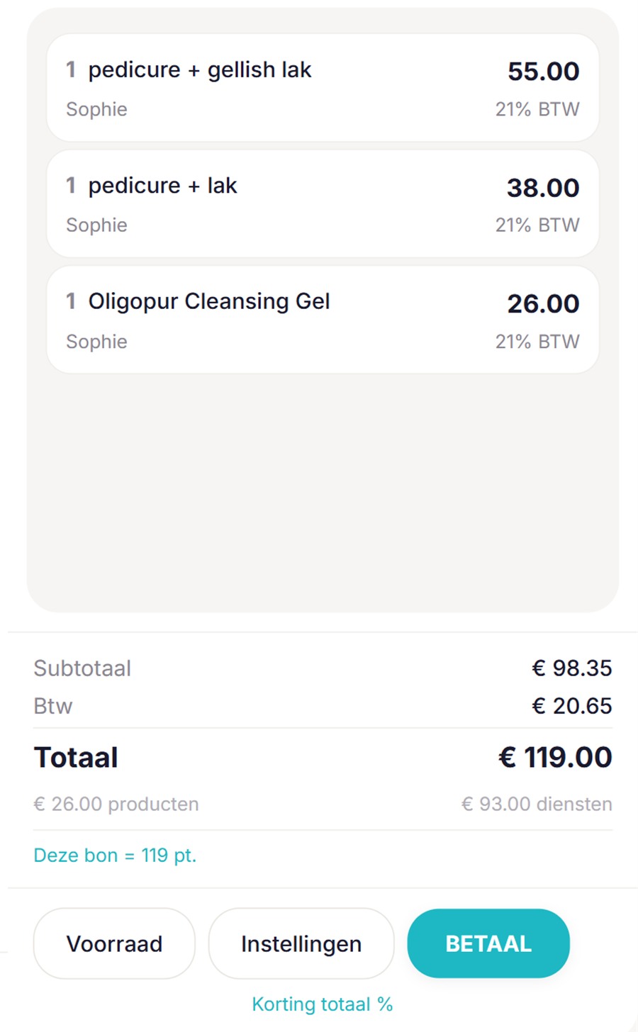 Uitsnede uit de kassa: een bon met een pedicure met gellish lak van 55 euro, een pedicure met lak van 38 euro en een Oligopur Cleansing Gel van 26 euro, elk met 21 procent btw. Onderaan een subtotaal van 98,35 euro, 20,65 euro btw en een totaal van 119 euro, opgesplitst in 26 euro producten en 93 euro diensten.