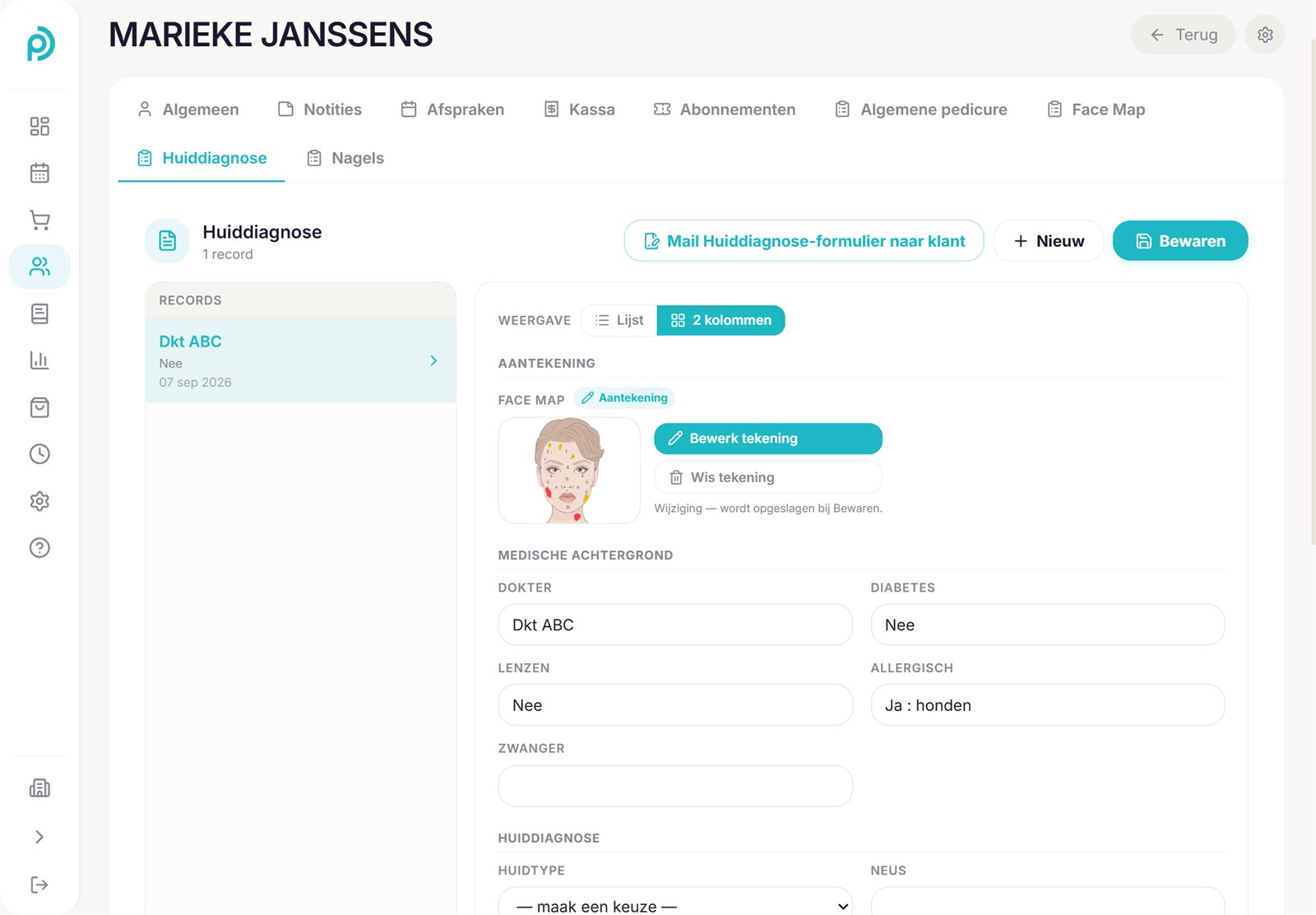Het huiddiagnoseformulier in Posworld op een tablet: een face map waarop aanduidingen getekend zijn, met daaronder de medische achtergrond van de klant en de velden voor het huidtype.