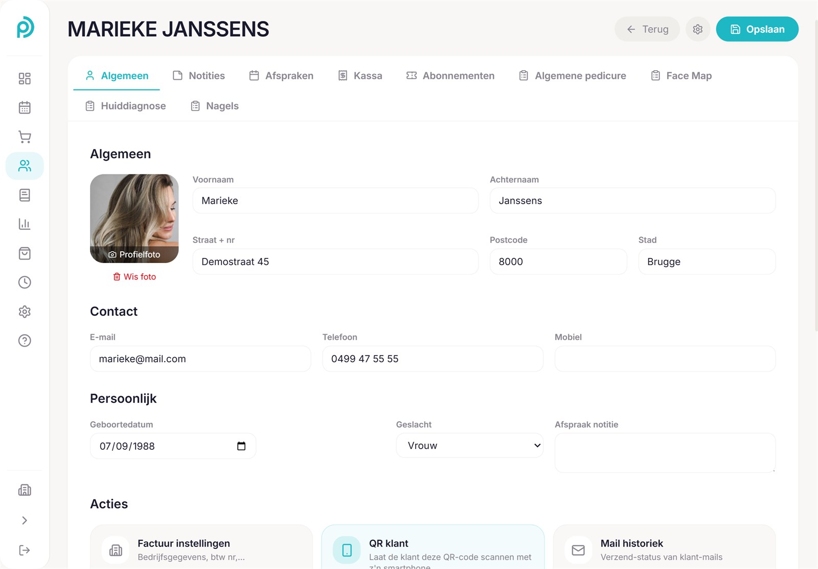 De klantfiche in Posworld op een tablet: naam, foto, adres en contactgegevens, met tabbladen voor notities, afspraken, kassa, abonnementen, pedicure, Face Map, huiddiagnose en nagels.